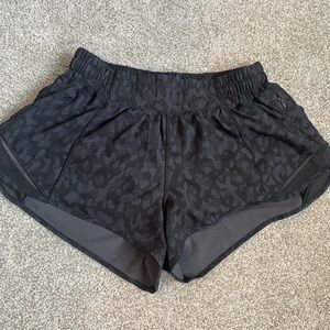 LULULEMON RARE CHEETAH HOTTY HOTS 2.5”